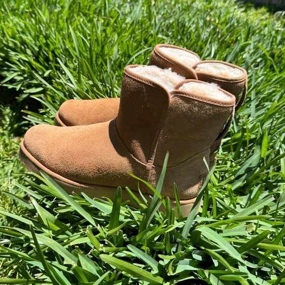 UGG Cory Il Genuine
Shearling Lined Boot- Chestnut Suede size 6.5 - Picture 3 of 12